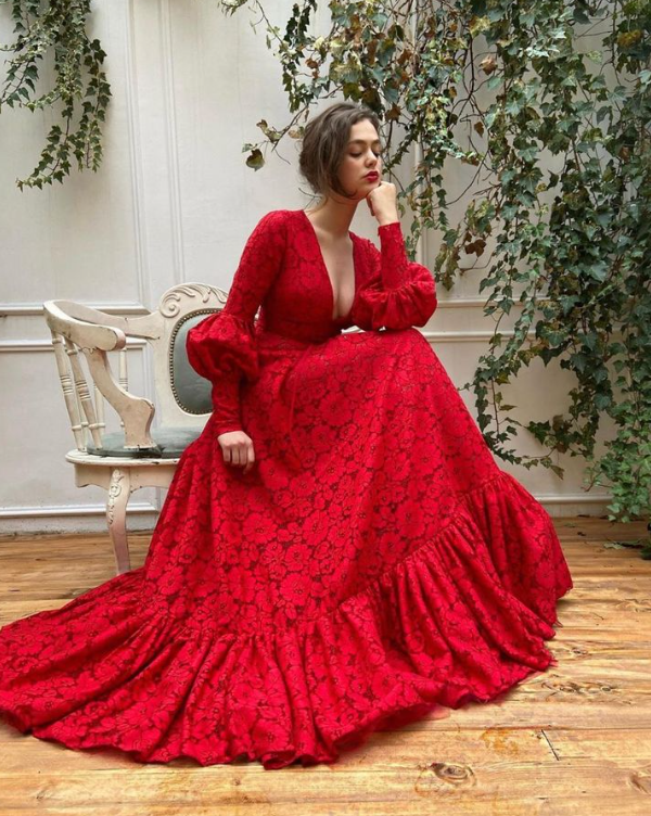 Gaun Ball Gown dengan detail ruffle